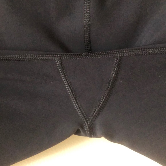 Alo Yoga | High Rise Ripped Warrior Leggings - Picture 10 of 11